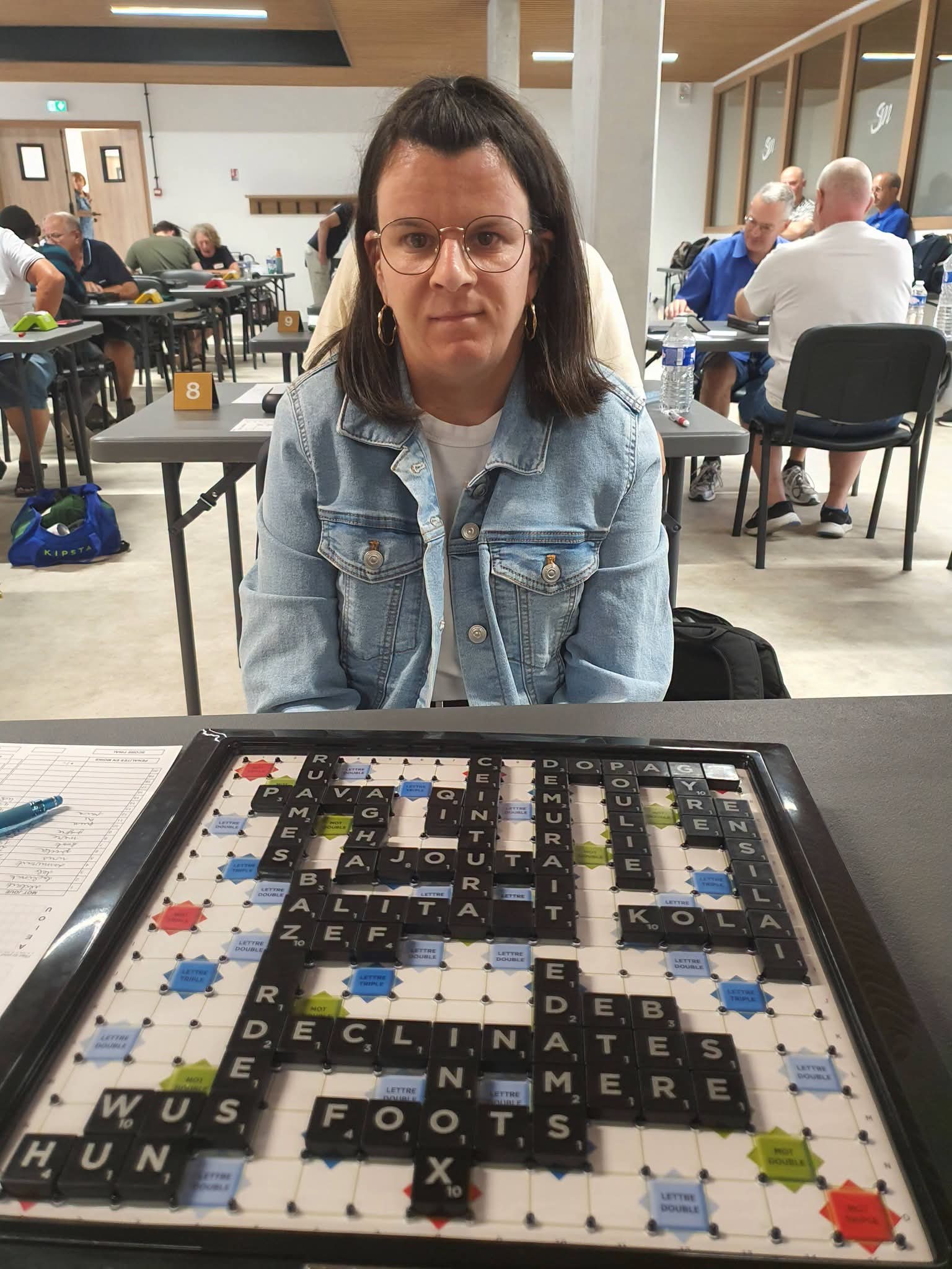 Leslie face à une grille de scrabble
